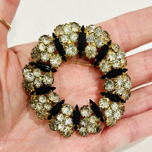 Gorgeous Hollywood VINTAGE 60s WREATH BROOCH BLACK & CLEAR GLASS CRYSTALS,EUC - Picture 3 of 9